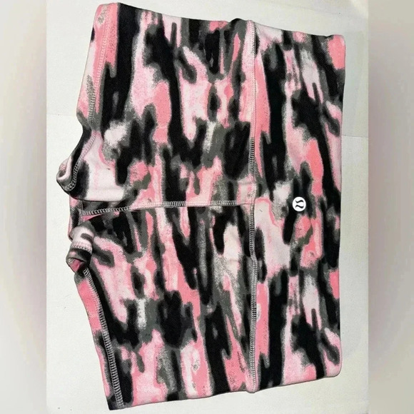 (#12) NWOT LULULEMON  short shorts smoke free home - Picture 2 of 4